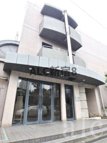 練馬区中村１丁目の賃貸マンションのエントランス|1階部分も侵入できないように工夫された造りになっています。