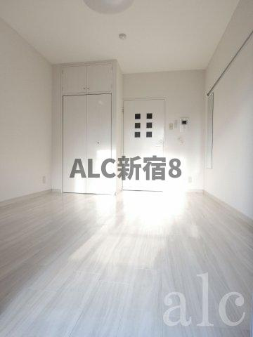 練馬区中村１丁目の賃貸マンションの居間・リビング|白を基調とした清潔感のある明るいお部屋です。反転タイプ