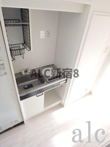 練馬区中村１丁目の賃貸マンションのキッチン|お手入れカンタン、IHキッチン　キッチン横にはクローゼットもあります。　