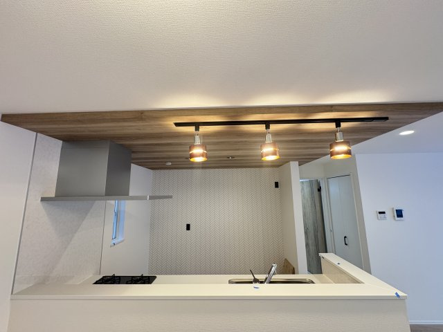 西原町小那覇（限定1棟）のキッチン|1号棟　オシャレなアクセントクロス♪