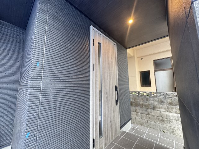西原町小那覇（限定1棟）の玄関|1号棟　スマートキー付き♪