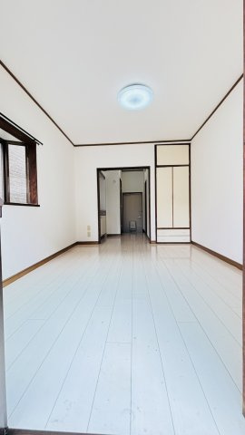 筑紫野市大字筑紫のアパートの居間・リビング