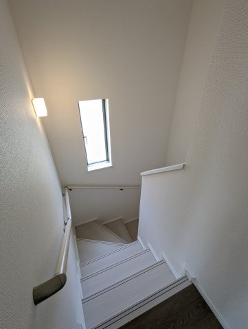 西原1丁目3636番の内装|階段です。手摺がついているので上り下りが安心です。