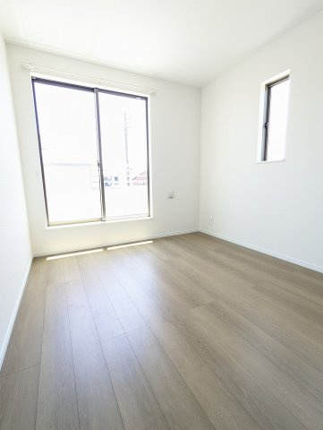 西原1丁目3636番の洋室|バルコニーに面したお部屋は照明を点ける時間が少なくて済むので省エネに繋がります。収納も豊富♪