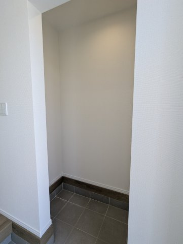 西原1丁目3636番の収納|シューズインクローゼットには、ベビーカーや遊び道具、災害用グッズを収納いただけます