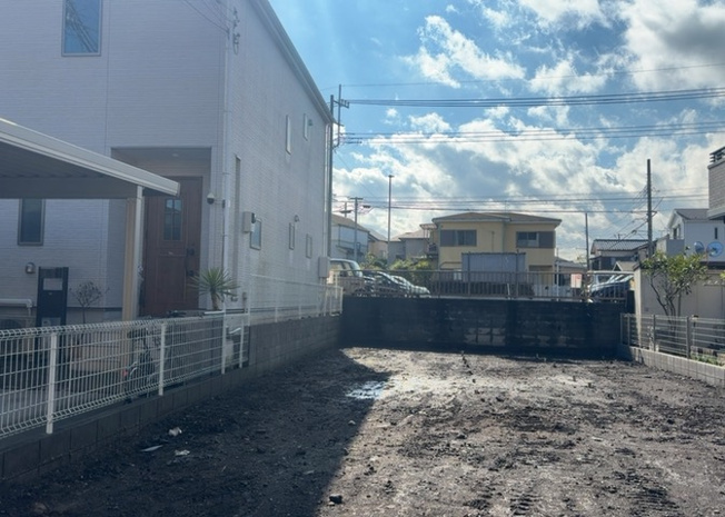 【バルコニー】 | バルコニーは、室外の専用スペースのうち、「屋根がなく開放された空間」であるものを指します。ベランダより広いタイプのものが多く、日当たりもよいため家庭菜園などを楽しみたい人にとって適した環境となります。