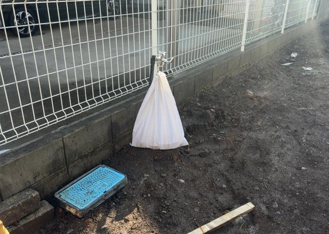 【設備】 | 敷地内には、散水栓や立水栓があります。水道水を直接利用できるため、水を運ぶ手間を省くことが出来ます。大量の水を必要とする洗車作業や清掃などに役立ちます。その他設備とあわせて、現地でご確認ください。