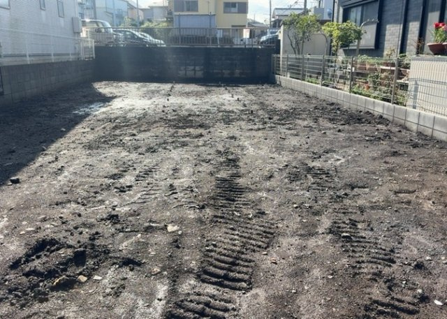 【構造・工法・仕様】 | ベタ基礎とは、柱の位置に関係なく全体に基礎がある事を指し、面積が大きい分建物の重さを全体に分散できます。また、地面からの湿気や害虫を遮断でき、木造住宅で心配されるシロアリ被害を防ぐ効果も期待できます。