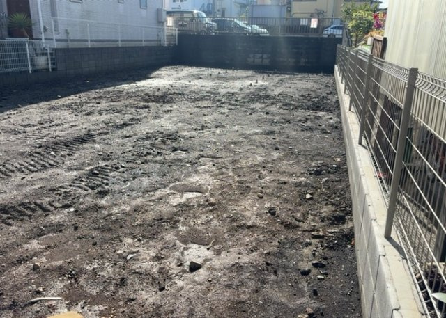 【冷暖房・空調設備】 | 基礎パッキング工法とは、床下の換気確保のため基礎と土台の間に緩衝材を挟み込む工法です。土台の下に数十センチの間隔で設置されるため、全体的な隙間が生まれます。床下換気口に比べて高い通気性が確保されます。