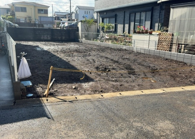 【外観】 | 現地に行くなら、物件の周囲の地形がどうなっているかを見ることも大切です。周辺より低くなっている土地では、大雨などで水が集まりやすいため、地盤が弱くなっているということも考えられるため、注意が必要です。