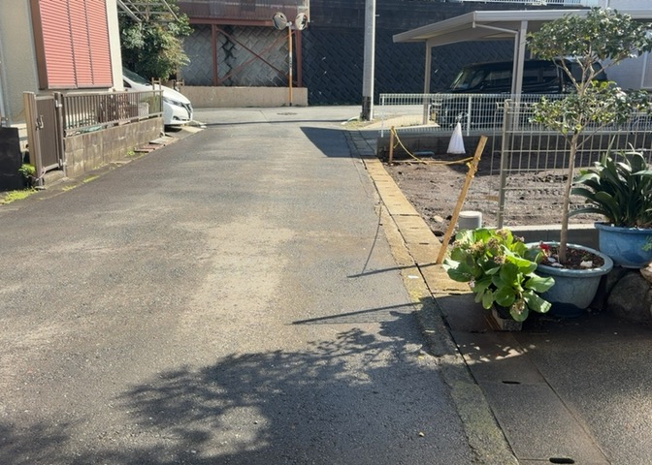 【前面道路含む現地写真】 | 道幅が狭い場所は比較的土地の値段が低いことが多く、また交通量が少ないため騒音が少なく静かな環境で過ごせます。また、小さいお子様がいるご家庭も安心です。一方で車の駐車が難しいというデメリットもあります。