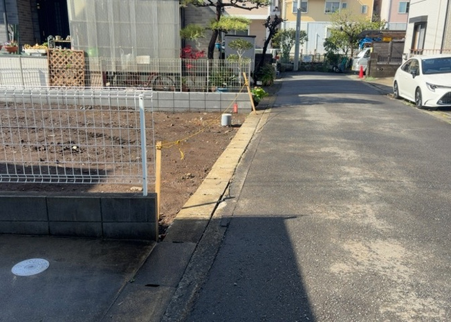 【前面道路含む現地写真】 | 道幅が広い場所は日当たりや風通が良好です。幅が広いのですれ違いも可能ですし大きな車でも駐車可能！一方で、大型車が通ることも多くなるため交通量の増加により騒音に繋がります。また土地の値段が高くなります。