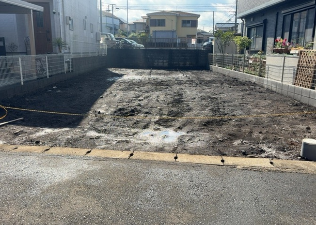 【外観】 | 現在は更地となっています。現地をご見学に行く際は、道路の幅や周辺の交通量、施設などをご確認頂くことをおすすめします！ある程度イメージをつけたいという場合は、同売主の施工事例や完成パースもお見せします。