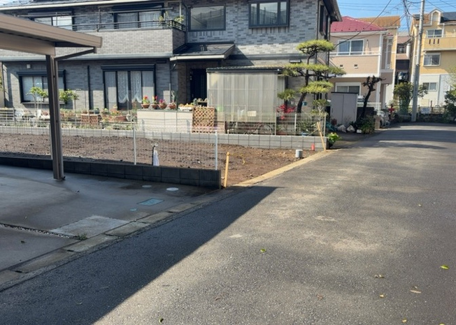 【前面道路含む現地写真】 | 住宅用の土地では前面道路に2m以上接していなければならないと法律で定められています。しかし、お持ちの車のサイズやライフスタイルなどにより、2mでは利便が悪い場合もございますので、事前に確認しましょう。
