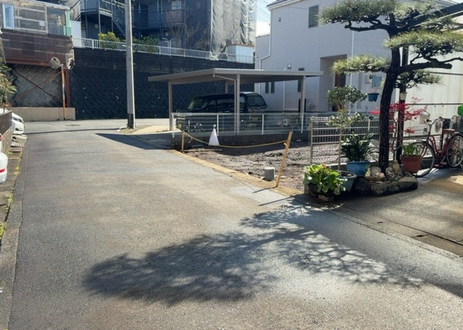 【前面道路含む現地写真】 | お持ちの車種によっては前面道路が広い方が便利でしょう。しかし、前面道路が広ければその分交通量が多くなるため、騒音などが気になる場合があります。実際に現地を見学し、周辺交通量や騒音などを確認しましょう！