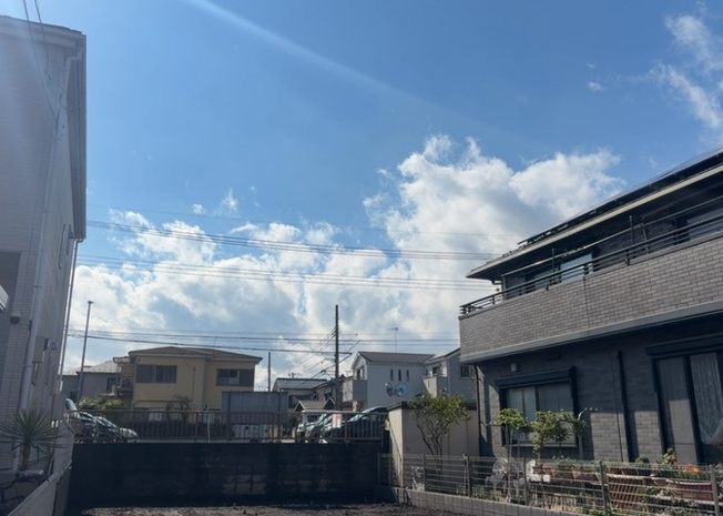 【展望】 | 桜や紅葉の名所に出かける人は多いと思いますが、家にいながら季節の移ろいを感じる生活を送りませんか？リビングや窓から見える景色が生活を彩るワンポイントに！現地から見える景色を堪能してみては如何でしょう。