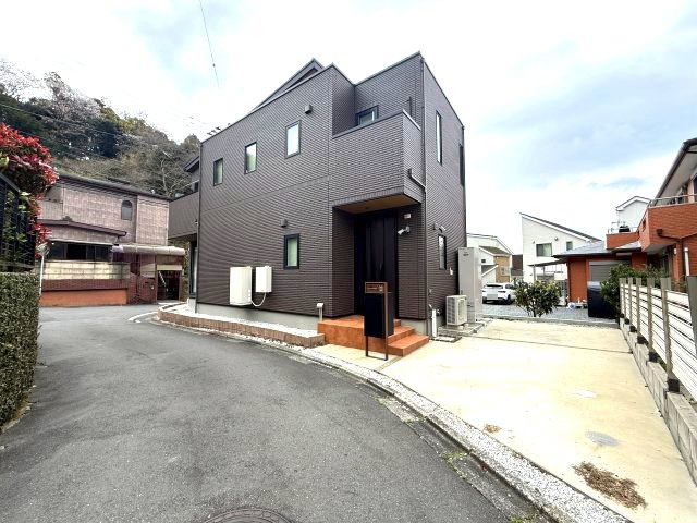 一条工務店施工　自然に囲まれた住宅街の外観|外観