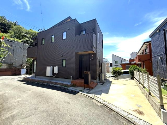 一条工務店施工　自然に囲まれた住宅街