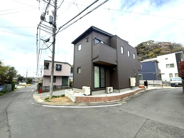 一条工務店施工　自然に囲まれた住宅街の外観|陽当良好