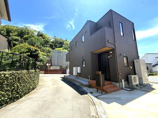 一条工務店施工　自然に囲まれた住宅街の前面道路含む現地写真|前面道路