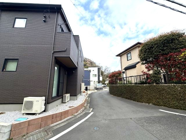 一条工務店施工　自然に囲まれた住宅街の前面道路含む現地写真|前面道路