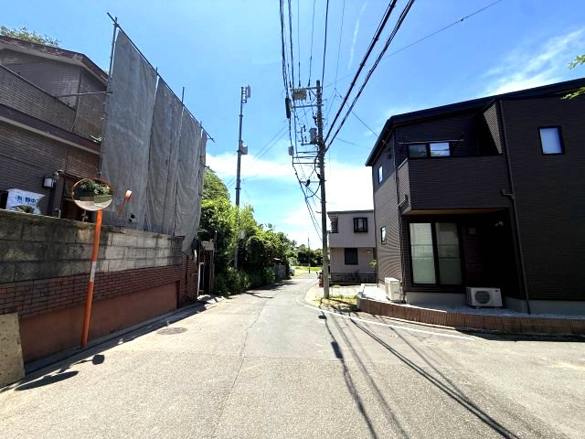 一条工務店施工　自然に囲まれた住宅街の前面道路含む現地写真|前面道路