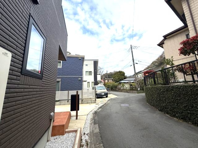 一条工務店施工　自然に囲まれた住宅街の前面道路含む現地写真|前面道路