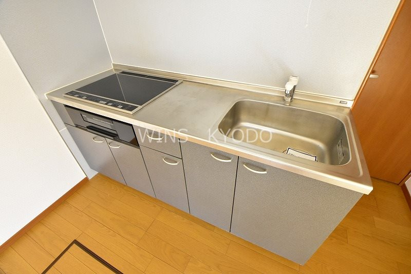 世田谷区千歳台５丁目のテラスのキッチン|３口コンロのIHキッチン