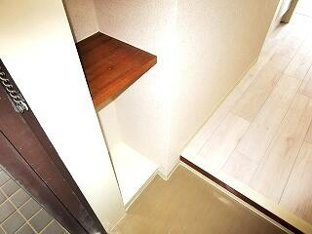 ☆玄関には棚がついています☆
