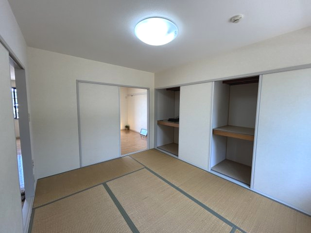 パークハイツA棟の和室|和室には押入があるのでたくさん収納できます　※写真は201