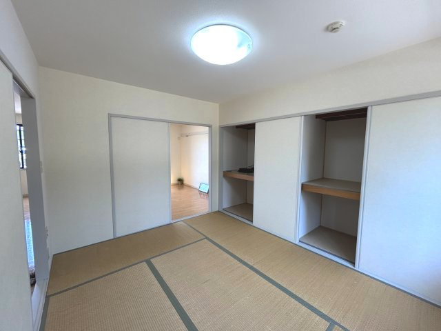 パークハイツA棟の和室|和室には押入があるのでたくさん収納できます　