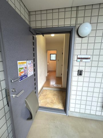 パークハイツA棟のエントランス|シンプルで使いやすい玄関です　