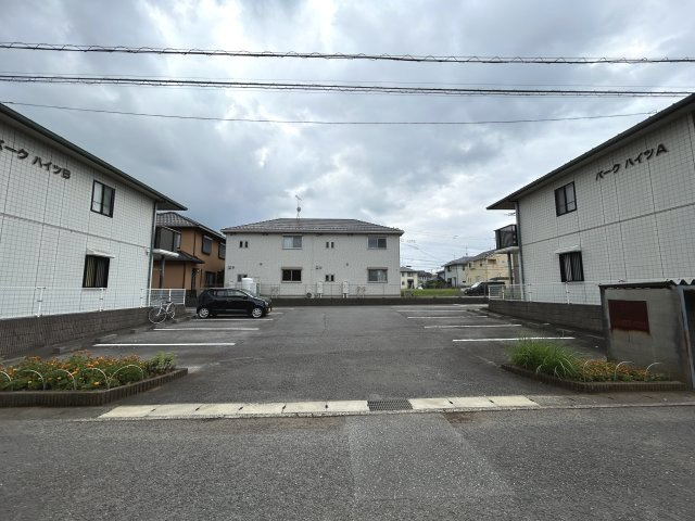 パークハイツA棟の駐車場|車をお持ちの方に嬉しい駐車場付きの物件です