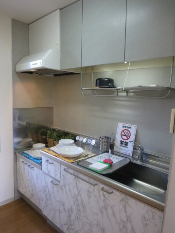 パークハイツA棟のキッチン|収納たっぷりのキッチン　※写真は201