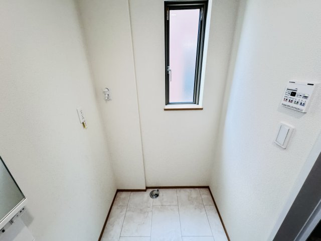 松戸市小金原8丁目新築戸建【貝の花小学校:１分】のランドリースペース|洗濯機置き場