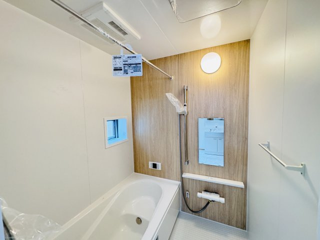 松戸市小金原8丁目新築戸建【貝の花小学校:１分】の浴室|スライド式シャワーホルダー・手元で水流切り替えシャワーヘッド