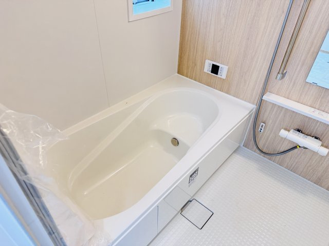 松戸市小金原8丁目新築戸建【貝の花小学校:１分】の浴室|足を伸ばせる広々浴槽で毎日リラックス♪