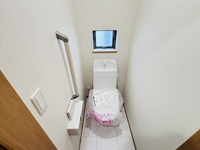 松戸市小金原8丁目新築戸建【貝の花小学校:１分】のトイレ|温水洗浄暖房便座つきトイレ