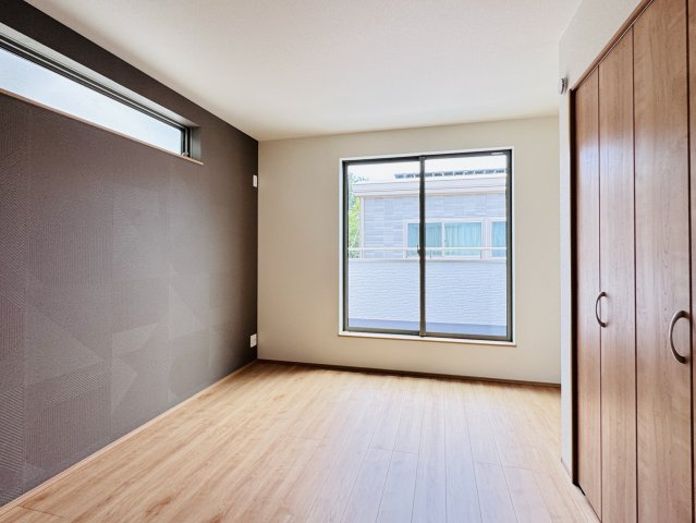 松戸市小金原8丁目新築戸建【貝の花小学校:１分】の寝室|7.31帖寝室・アクセントクロス・南側バルコニー前の明るいお部屋です♪