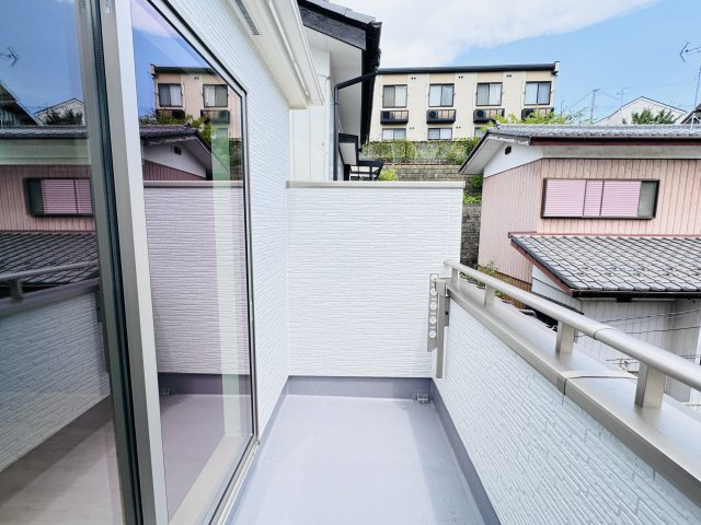 松戸市小金原8丁目新築戸建【貝の花小学校:１分】のバルコニー|寝室前南向きバルコニー・日当たり良好♪