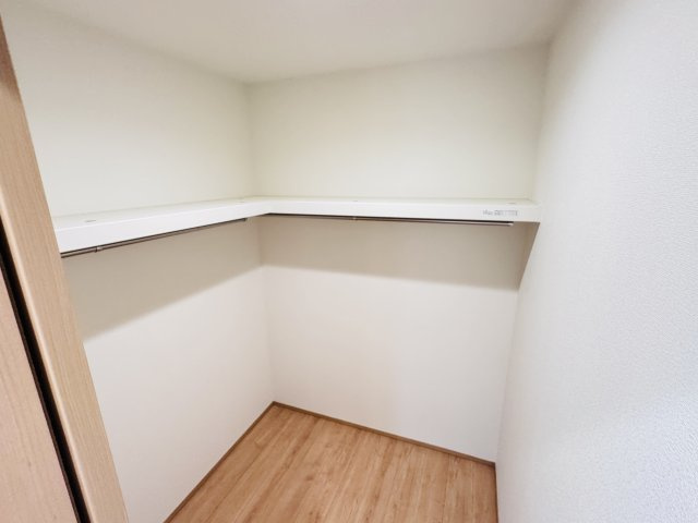 松戸市小金原8丁目新築戸建【貝の花小学校:１分】の収納|2Fファミリークローゼット