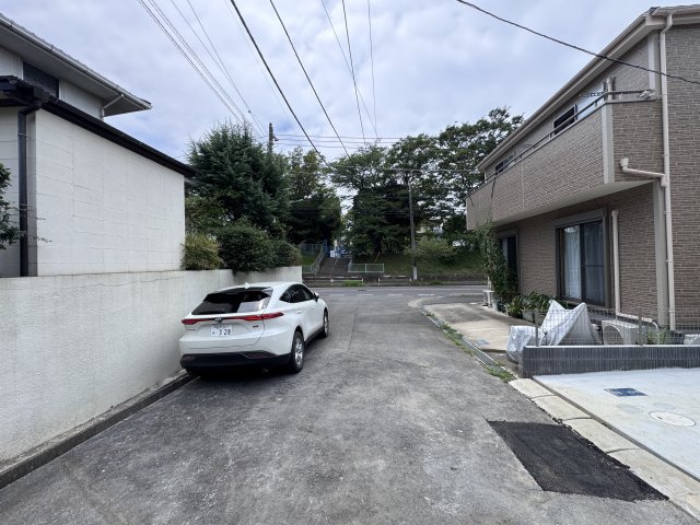 松戸市小金原8丁目新築戸建【貝の花小学校:１分】の前面道路含む現地写真|南側前面道路・幅員約5ｍ
