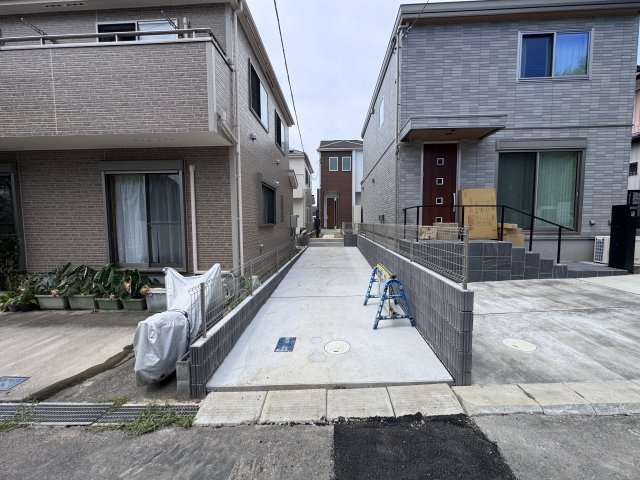 松戸市小金原8丁目新築戸建【貝の花小学校:１分】の駐車場|A号棟駐車スペース・縦列2台駐車可