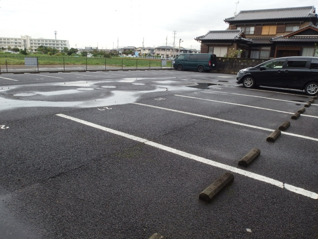 グランドゥール須田の駐車場