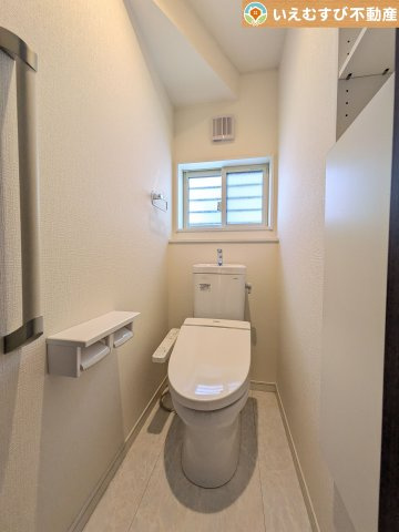 太田市世良田　中古戸建のトイレ|普通の生活で水道代を節約できる節水トイレ
窓付きで明るく、お掃除しやすいシンプルな空間♪