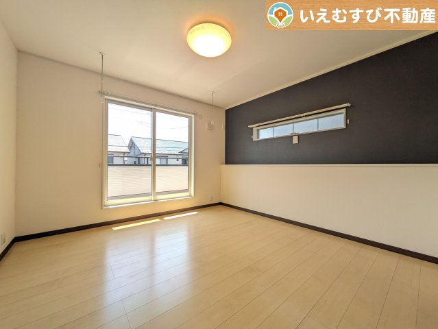 太田市世良田　中古戸建の洋室|ナチュラルな色合いでシンプルな洋室
大容量のウォークインクローゼット付きで、採光もたっぷりのお部屋♪