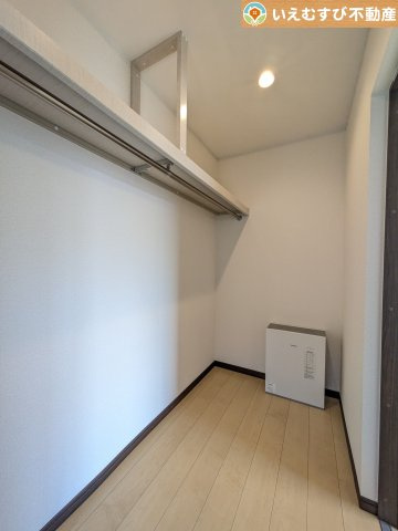 太田市世良田　中古戸建の収納|たっぷりの収納力を備えたウォークインクローゼット
たくさん収納できるので季節物やかさばるバッグなども片付きます♪