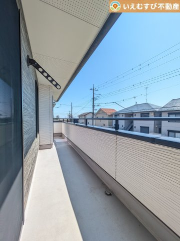 太田市世良田　中古戸建のバルコニー|南バルコニーで毎日のお洗濯もラクラク快適
しっかり太陽の光が降り注ぐ南向きなのでお洗濯物が乾きやすい♪