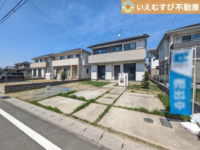 太田市世良田　中古戸建の駐車場|3台駐車可能なゆとりのカースペース
複数台車をお持ちでも、お友達が遊びに来てもゆとりの駐車スペース！
