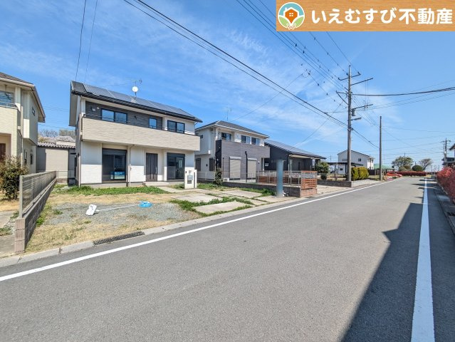 太田市世良田　中古戸建の前面道路含む現地写真|安心の広々6ｍ前面道路
6ｍの前面道路はお車の駐車が楽々！すれ違える広さが確保されています♪